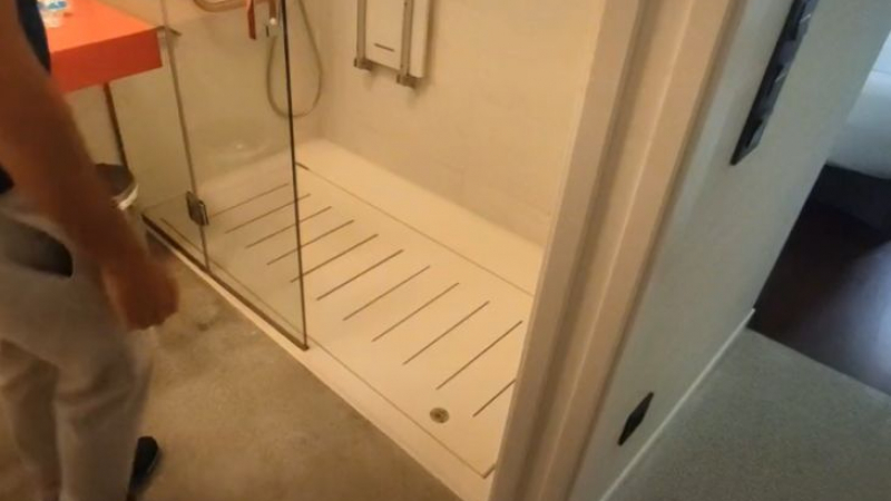 Мъж показа банята си, под пода се крие нещо шокиращо ВИДЕО