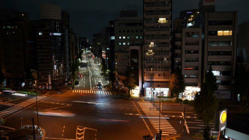 В Токио е като след война: Дерайлирали влакове, падащи хора... ВИДЕО