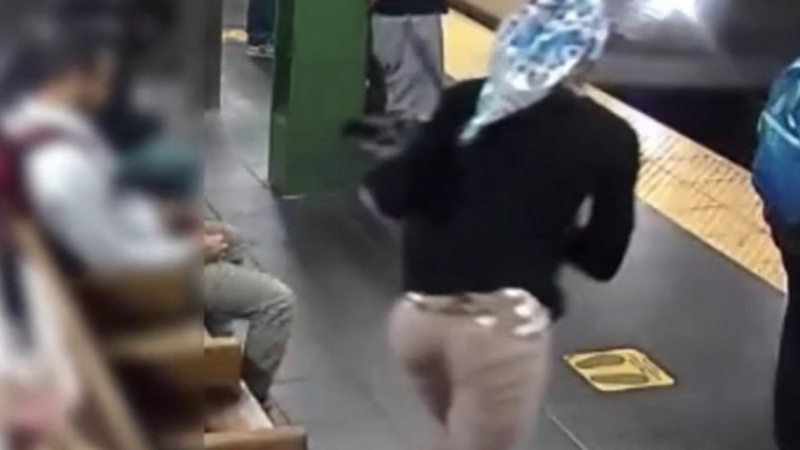 Ужас: Нападателка със забрадка блъсна жена под колелата на метрото ВИДЕО