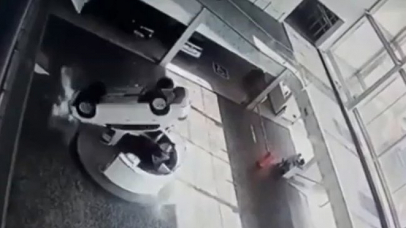 ВИДЕО запечата как кола пада в автосалон от 3-тия етаж върху служители