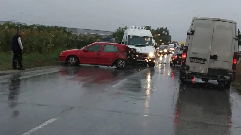 Кола се вряза в бус и стана страшно в Пловдив