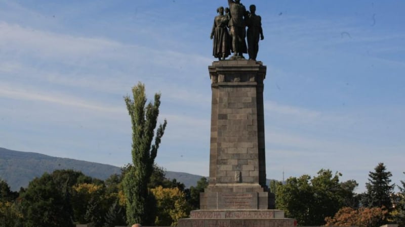 Ленин дава пенсията си за ремонт на Паметника на съветската армия ВИДЕО