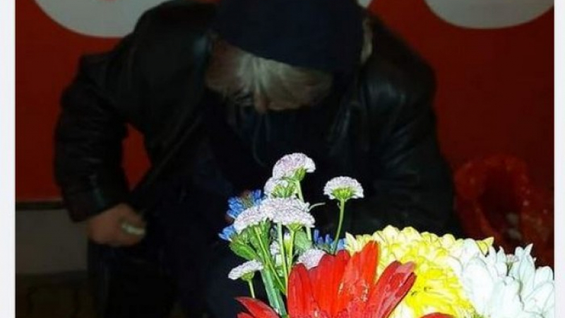 Зов за помощ: Пенсионерка продава цветя нощем за да гледа внучето, моли за одеяло СНИМКА