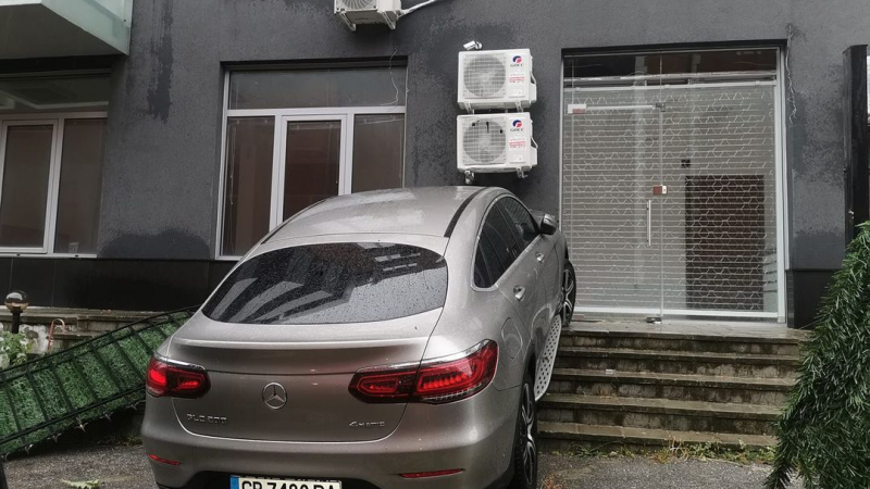 Зрелищна СНИМКА на "Мерцедес", кацнал на стълбите пред блок в София, разбуни мрежата 