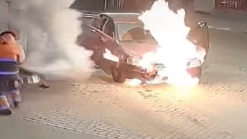 Кола избухна в пламъци на бензиностанция, бензинджиите имат секунди да реагират ВИДЕО