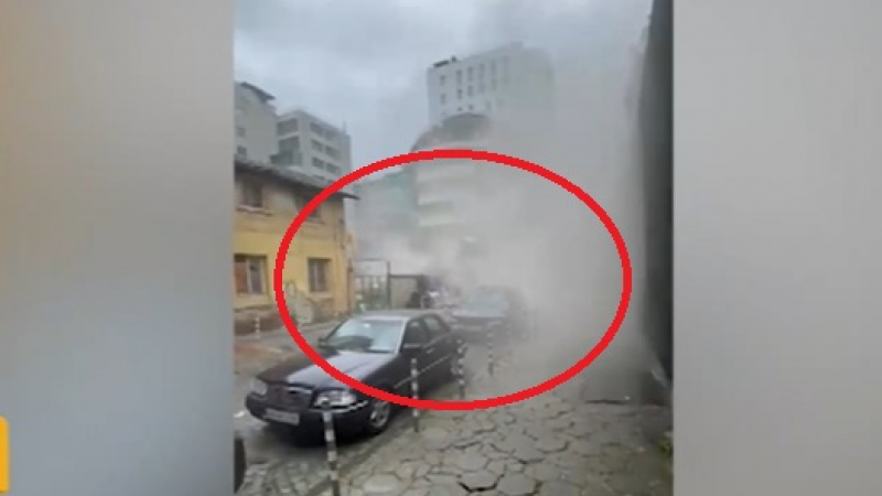 Ужас в София: Строител срина сграда на метри от минувачи, отломки фучат покрай главите им ВИДЕО
