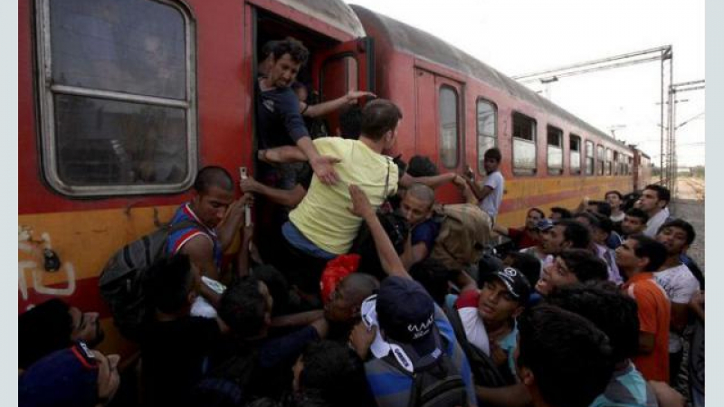 Влак прегази смъртоносно трима мигранти, легнали върху релсите