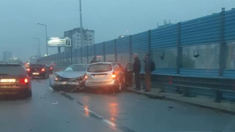 Тежка катастрофа блокира столичния бул. "Брюксел" в час пик ВИДЕО 