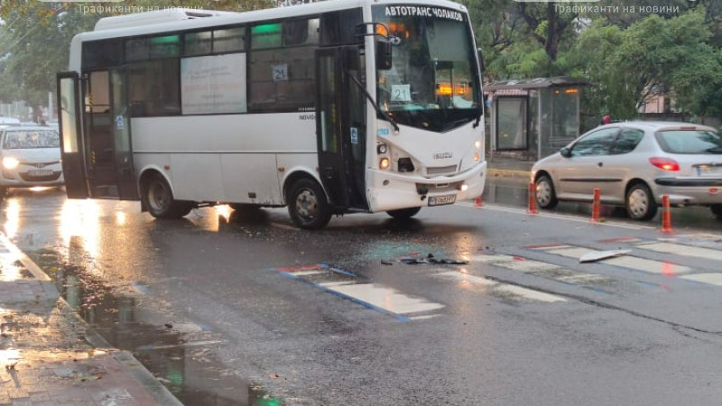 Сблъсък между автобус от градския транспорт и кола булевард в Пловдив СНИМКИ