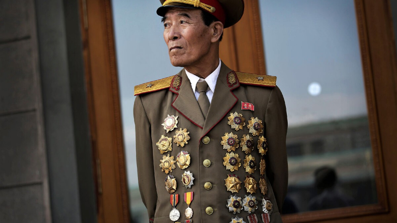 Падна голямата тайна защо генералите в Северна Корея са окичени с куп медали без да са воювали