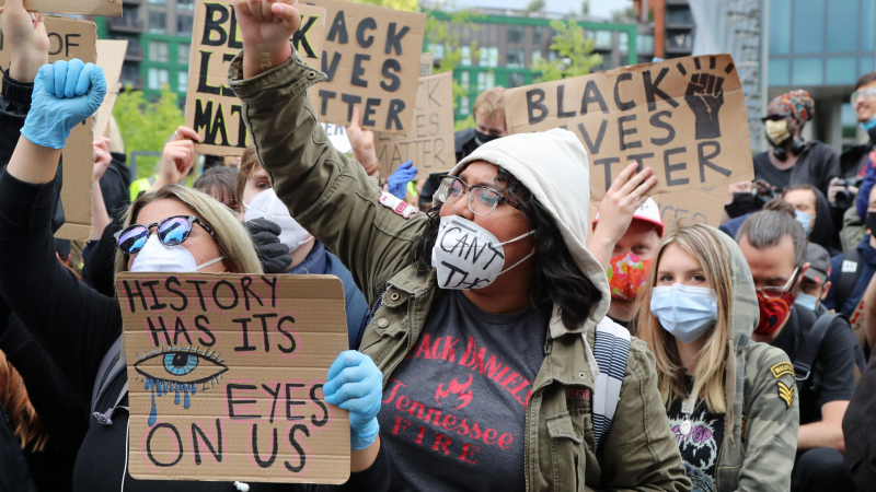 Потрес! Тъпчат главите на ученици с Black Lives Matter идеология