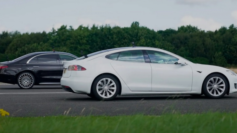 Сравниха Tesla Model S и Mercedes-Benz S-Class в яростна драг битка ВИДЕО