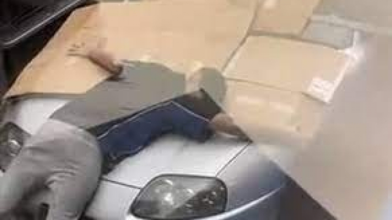 ВИДЕО запечата как мъж защитава своя автомобил от градушка с тялото си