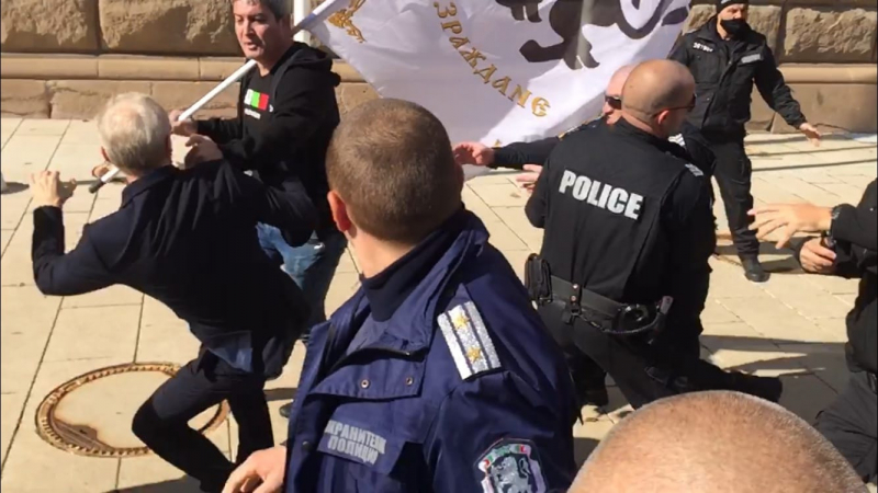 Появи се брутално ВИДЕО как протестиращ удря служебния министър Денков 