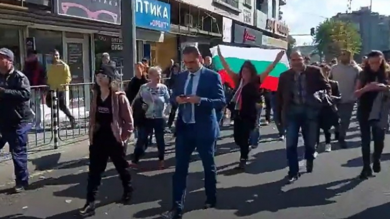 Човек на Радев оглави антиваксърския протест СНИМКА