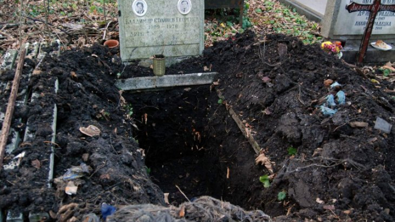 Разследване на БЛИЦ! Общинар скандално помага на гробищната мафия в София!