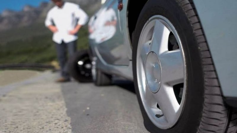 Колко време можете да шофирате със спукана гума, ако няма как да я смените