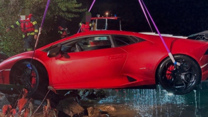Млад шофьор потопи в езеро Lamborghini за 300 000 евро СНИМКИ