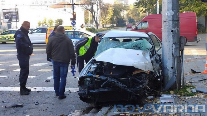 Жестока катастрофа във Варна, шофьор е в кома СНИМКИ