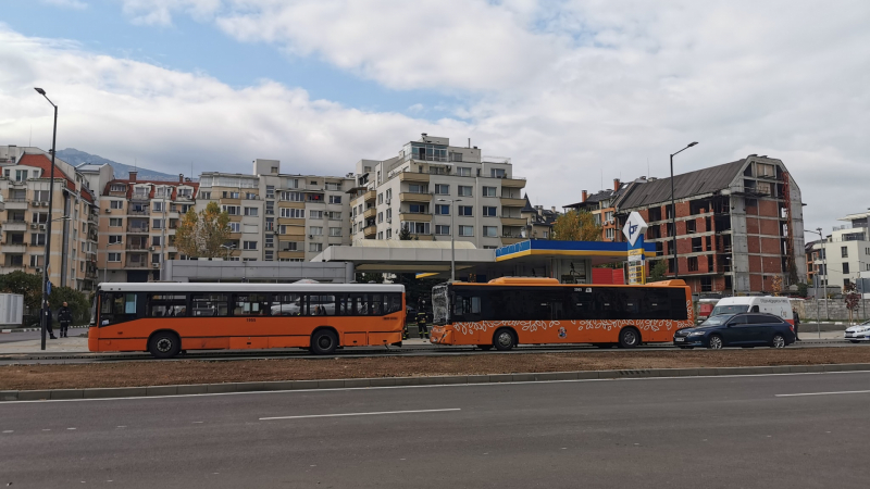Два автобуса се помляха на столичния бул. Каблешков, има ранени деца СНИМКИ