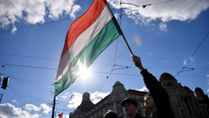 Стотици хиляди унгарци подкрепиха Виктор Орбан в борбата срещу Сорос и джендърските политики ВИДЕО
