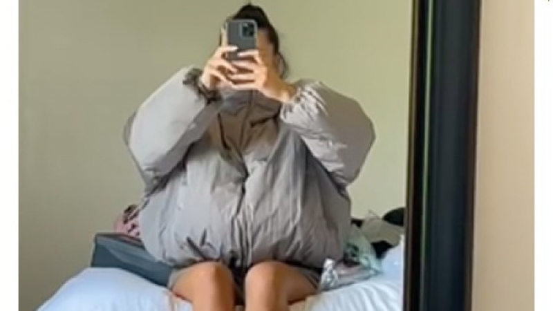 Момиче си купи яке в интернет, вижте какво се случи след като го пробва ВИДЕО