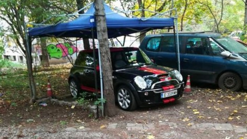Шофьор от провинцията си заплю паркомясто в градинка пред блок в София и вбеси съседите СНИМКИ
