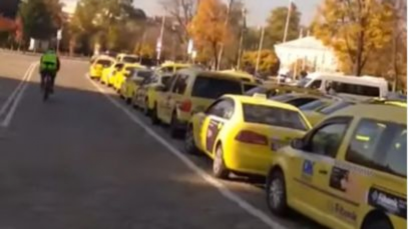 Протест: Пожълтя от таксита в центъра на София ВИДЕО
