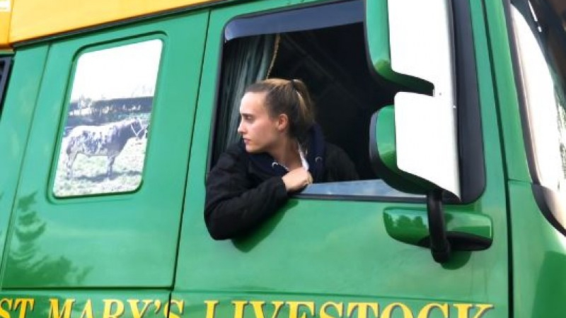 Млада британка стана шофьорка на камион, причината е смайваща ВИДЕО  
