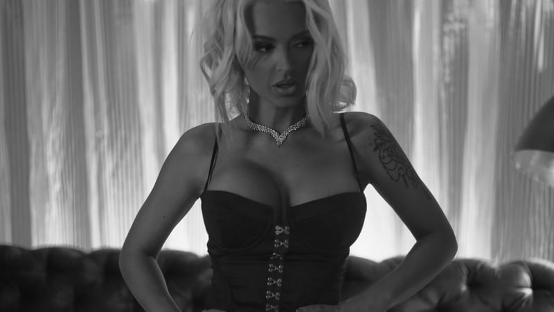 Марина Тошич превзема поп жанра с "Waistline" ВИДЕО 18+