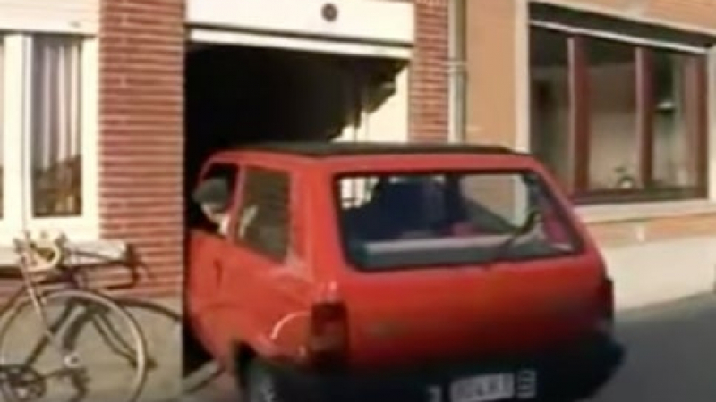 Виртуоз: Мъж паркира в гараж, който е само с 6 см по-широк от колата му ВИДЕО