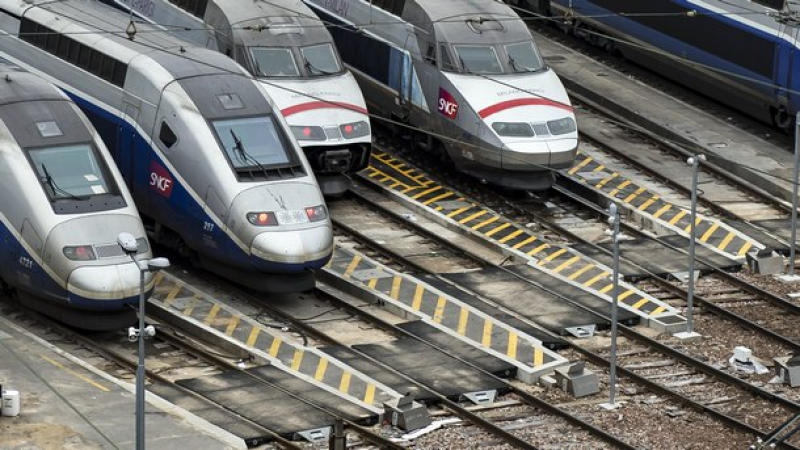 Един човек загина при инцидент с блъснати от влак мигранти във Франция