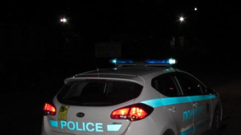 Екшън в Харманлийско: Шофьор помете две коли при нощна гонка с полицията, а в опела му откриха... 