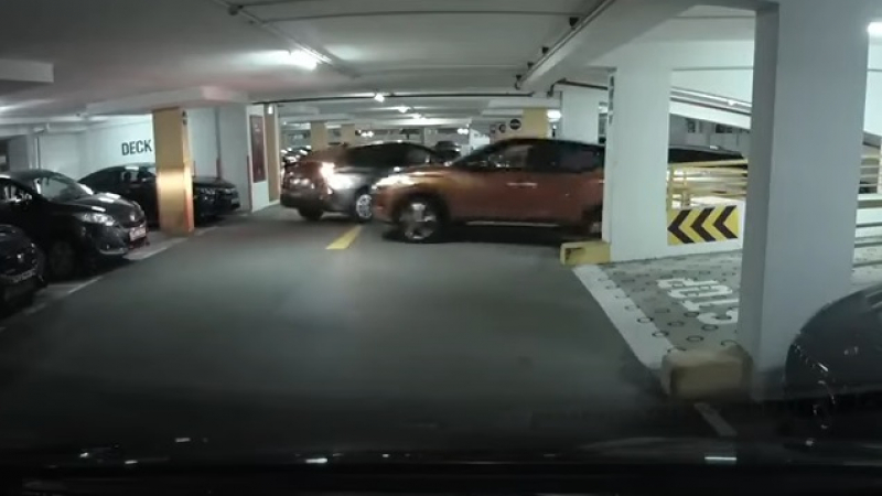 Зрелищни ВИДЕА: Шофьор се шмугна на място за паркиране, но съжали жестоко