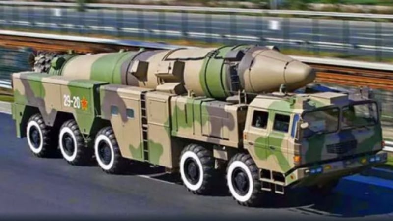 Bloomberg алармира: Китайските военни отработват ракетни удари по макета на US самолетоносач