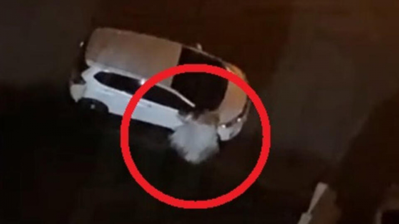 Зловещо ВИДЕО: "Призракът на булка" нападна и потроши кола през нощта 