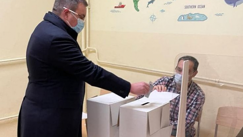 Проф. Ангелов гласува и отправи важен съвет относно машинния вот СНИМКИ