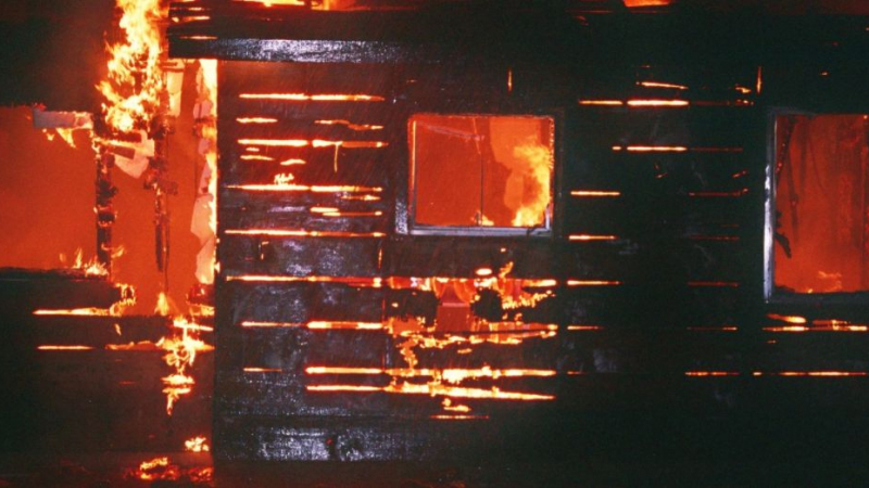 Кошмарът продължава! 47-годишен мъж изгоря в дома си в Разградско