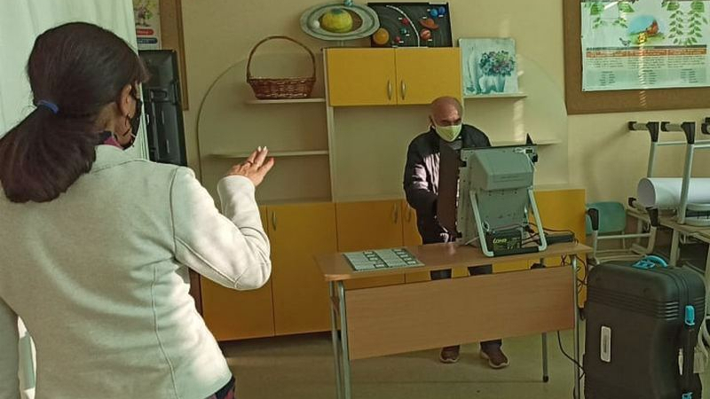 Нелеп случай в Бургас: Дядо гласува 40 мин, а накрая стори нещо невиждано ВИДЕО