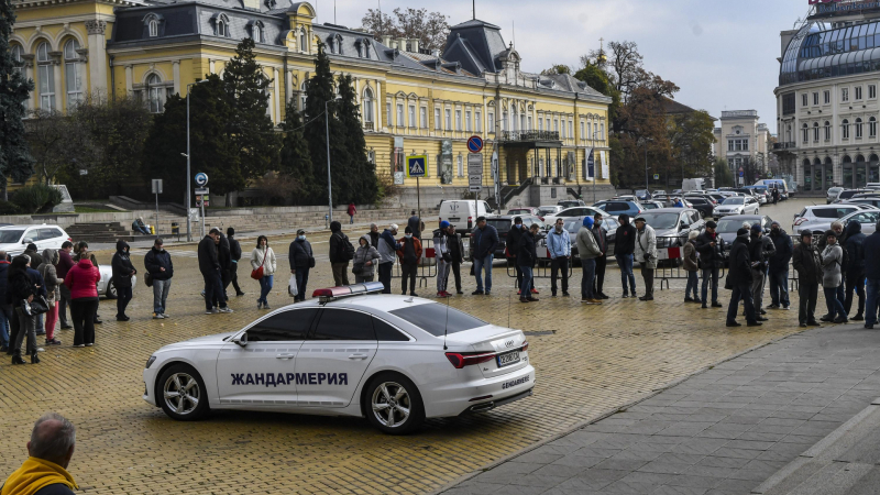 Ето защо се изви опашка пред БНБ СНИМКИ