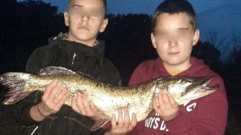 13-г. момчета от Свиленград се похвалиха с улов, на който може да завиди всеки СНИМКА 