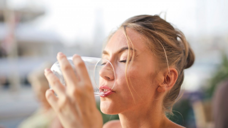 Експерт посочи знаците, по които да разберем, че пием достатъчно вода
