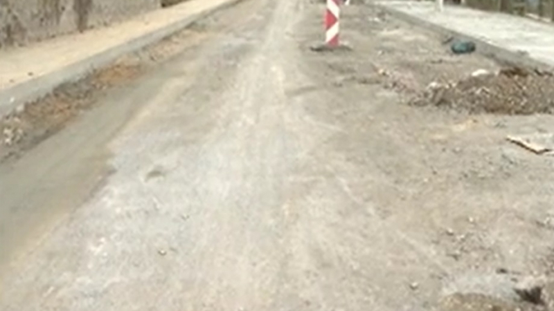 Във вранчанско село ревнаха: Нямат асфалт и на пътя зеят шахти СНИМКИ 