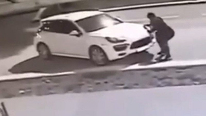 ВИДЕО запечата как крадец открадна за 15 секунди фарове от Porsche Cayenne