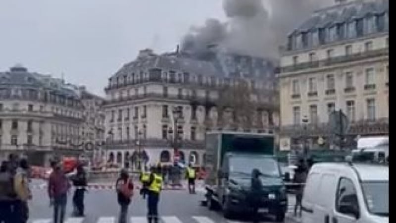 Огнен ад в центъра на Париж ВИДЕО