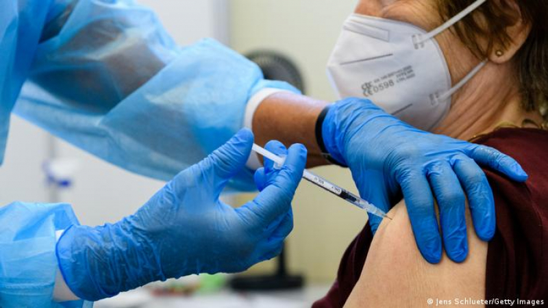 Експерти разкриха ще трябва ли да се ваксинираме срещу К-19 на всеки шест месеца 