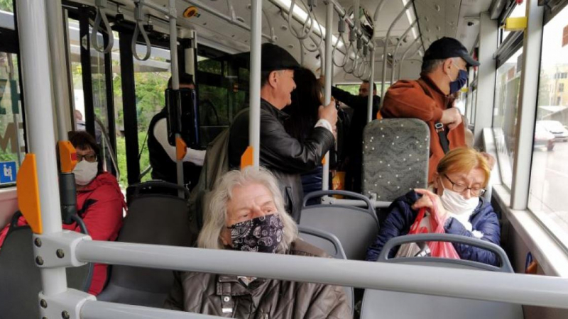 Страшен екшън с пътник без маска в пловдивски автобус завърши с полиция и... 