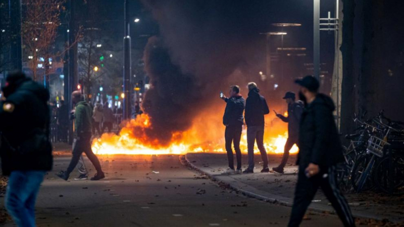 Сблъсъци, ранени, арести: Антиваксъри подлудиха Европа, отговорът на властите бе брутален ВИДЕО