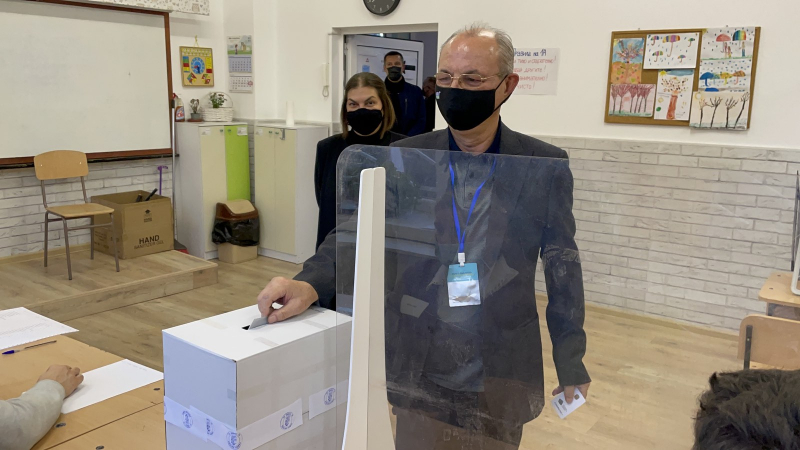 Ахмед Доган гласува за рестарт на държавността преди всички ВИДЕО