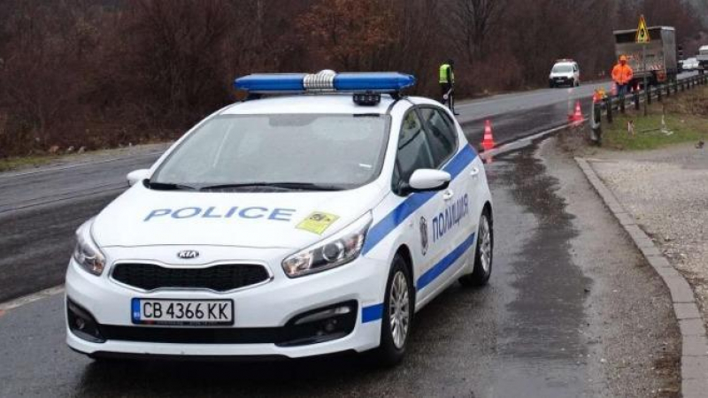 Екшън в Сливенско: Преследват шофьор, налетял на полицай при проверка